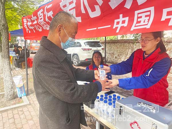 为考生家长送矿泉水