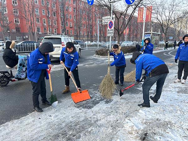 清除辅路积雪