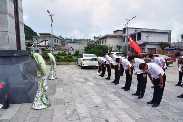 向革命英雄敬献花篮