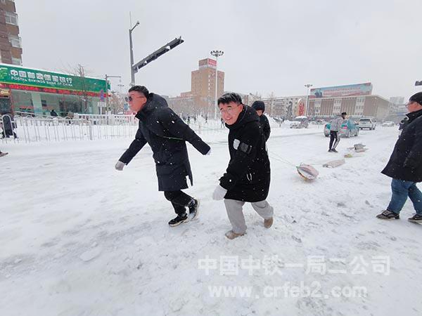 激情澎湃的除雪员工