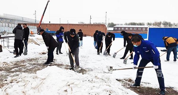 惠新路公铁立交桥料场路面清雪1