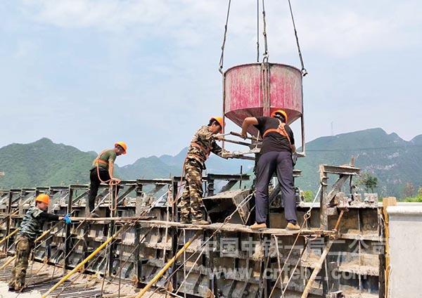 陈家庄大桥防撞护栏浇筑